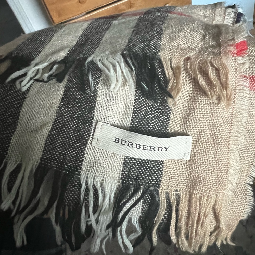 Burberry wool cashmere scarf. Unisex, lightweight. Classic plaid.